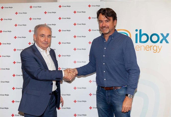 De izquierda a derecha, Leopoldo Pérez Suárez, secretario general de Cruz Roja España, y Joaquín Monfort, consejero de Ibox Energy