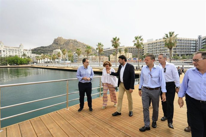 Acto de apertura del paseo situado entre las Escaleras de la Reina junto a la Explanada y el nuevo mirador junto al muelle 6, en Alicante