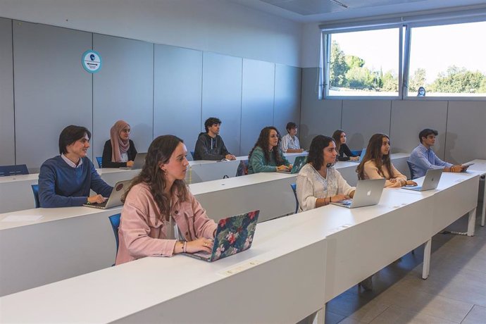 Archivo - Alumnos de la Universidad Loyola Andalucía durante una clase.