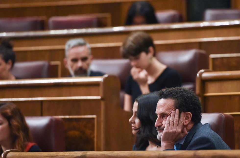 La líder de Cs, Inés Arrimadas, y el portavoz adjunto de Ciudadanos en el Congreso, Edmundo Bal, en una sesión plenaria, en el Congreso