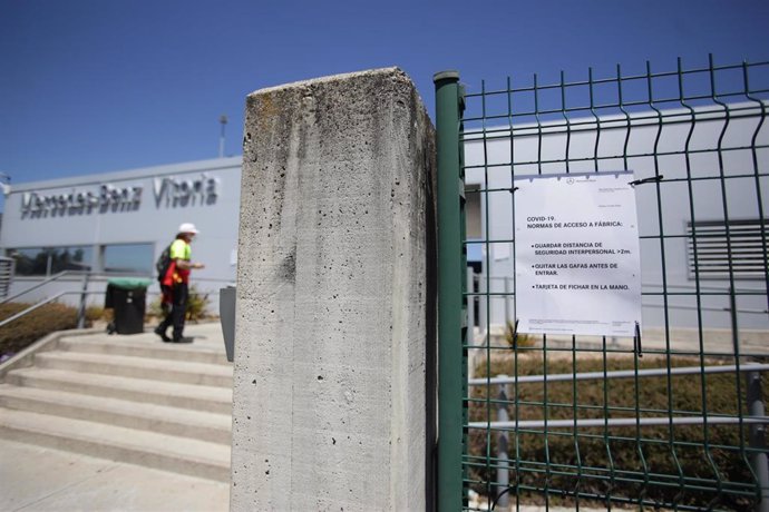 Archivo - Cartel a la entrada de la planta de Mercedes-Benz de Vitoria en el que se explican las normas de acceso a la fábrica 