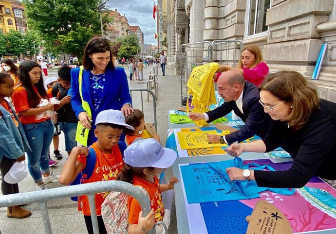 La alcaldesa y cocnejales entregan bolsas de tela en la Plaza del Ayuntamiento de Santander