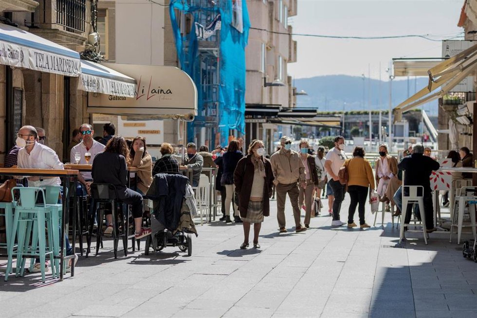 Archivo - Varias personas pasean por una céntrica calle de Sanxenxo.