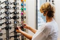 Las ópticas facturarán 2.575 millones de euros en 2022, un 3% más que en 2021, según DBK Informa