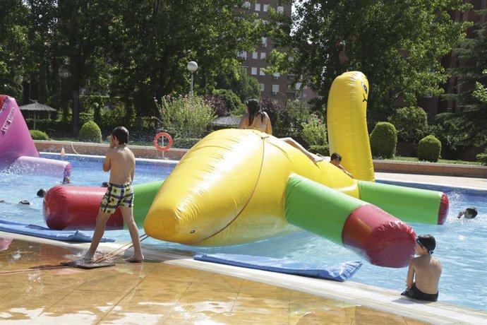 Archivo - Imatge de recurs d'una piscina