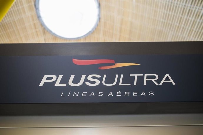 Archivo - Un panel muestra información sobre vuelos de la aerolínea Plus Ultra, en el aeropuerto de Madrid - Barajas Adolfo Suárez, a 21 de abril de 2021, en Madrid (España).