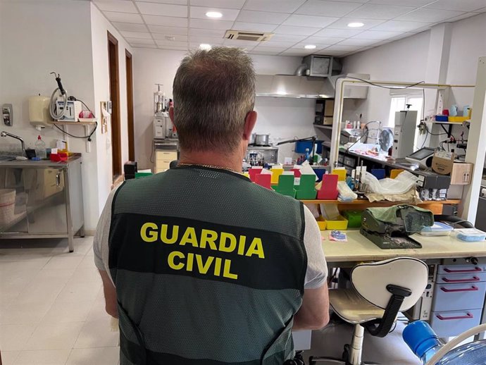 Un agente de la Guardia Civil inspecciona uno de los laboratorios