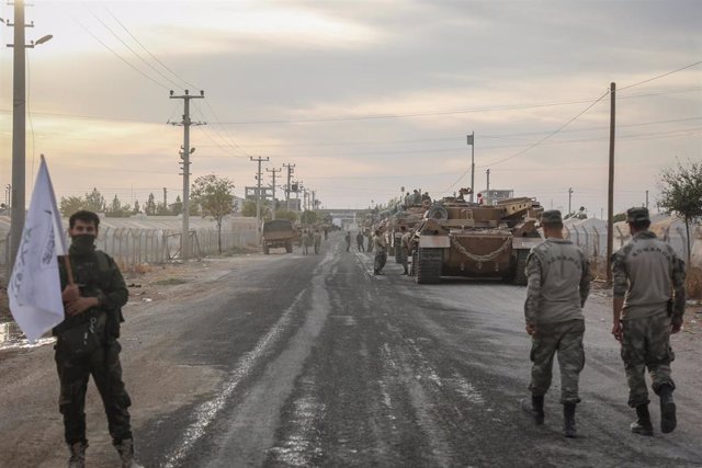 Archivo - Soldados y vehículos militares de Turquía en una zona de estacionamiento para el Ejército y los rebeldes a los que apoya Ankara en Siria cerca de la frontera con el país árabe