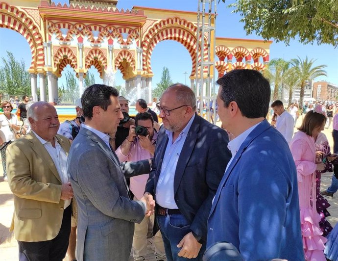 El nuevo rector de la UCO, Manuel Torralbo, saluda al presidente de la Junta de Andalucía, Juanma Moreno, durante un encuenrro en la pasada Feria de Nuestra Señora de la Salud de Córdoba.