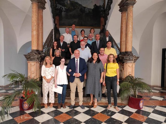 El presidente de la Diputación, Antonio Ruiz, con los representantes de las entidades beneficiarias.