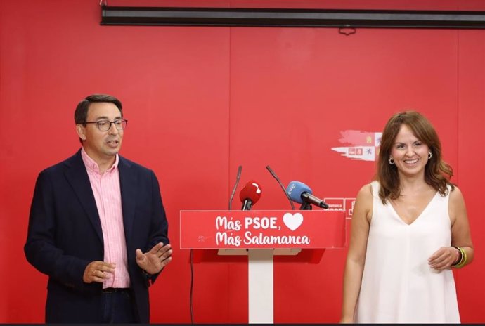 Fernando Pablo y Patricina Gómez antes de comenzar la rueda de prensa en Salamanca.