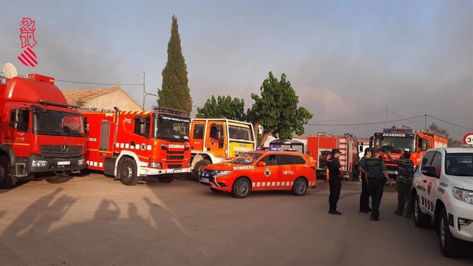 Incendios.- Medios aéreos y terrestres siguen trabajando en el incendio de Venta del Moro, donde seguirá soplando viento