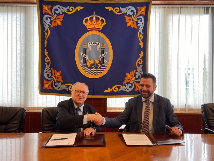 Fran González con José Blas Fernández tras firmar el convenio.