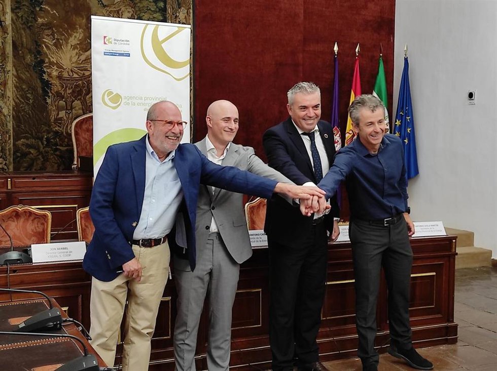 El presidente de la Agencia Provincial de la Energía, Víctor Montoro (segundo por la dcha.), antes de la firma con Faecta y Ekiluz.