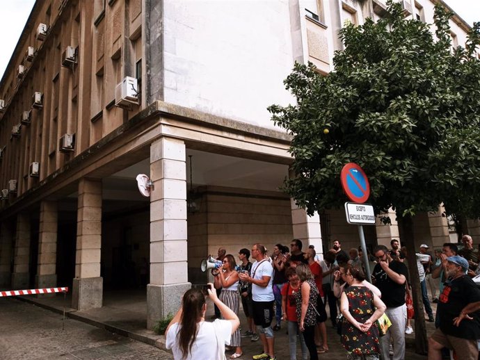 Concentración en las puertas de los juzgados del Prado para reclamar la libertad del detenido en la protesta por los cortes de luz.