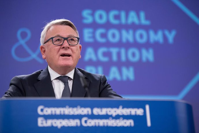 Archivo - 09 December 2021, Belgium, Brussels: European Commissionner in charge of Jobs and Social Rights Nicolas Schmit attends a press conference at the EUheadquarters on improving the working conditions in platform work and on the Action Plan for th