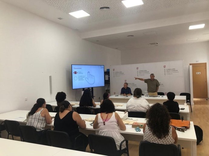 La Dirección General de Consumo ofrece una formación en derechos de los consumidores a mujeres del programa de emancipación de Fundación Amaranta