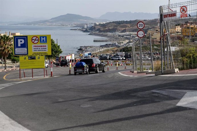 Un coche a la entrada de la zona de embolsamiento de Loma Colmenar para pasar por la frontera del Tarajal, de Ceuta a Marruecos, a 4 de julio de 2022, en Ceuta, (España).
