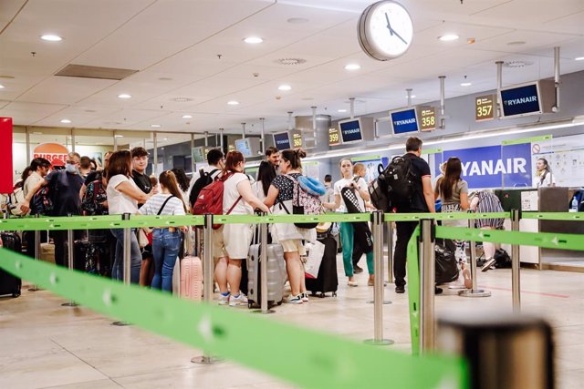 Pasajeros esperan en los mostradores de facturación de Ryanair, el día 1 de julio, en la Terminal 1 del Aeropuerto Adolfo Suárez Madrid Barajas, a 1 de julio de 2022, en Madrid (España).