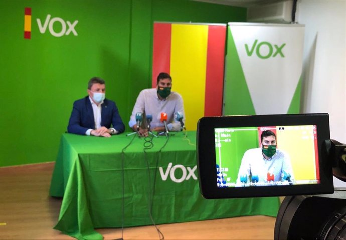 Archivo - El diputado regional de VOX, Pascual Salvador; y el presidente de VOX Murcia José Ángel Antelo