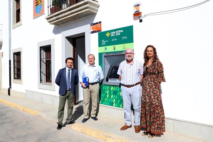 La delegada de Hacienda de la Diputación de Córdoba, Felisa Cañete (dcha.), visita el cajero instalado en Fuente La Lancha.