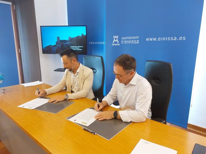 El conseller de Movilidad y Vivienda, Josep Marí, y el alcalde de Ibiza, Rafa Ruiz, en la firma del convenio.