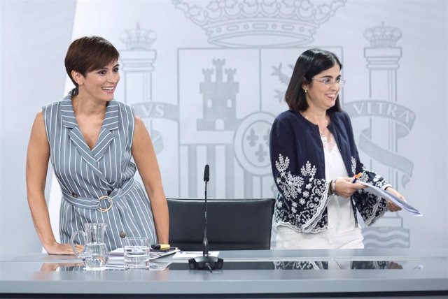 La ministra Portavoz, Isabel Rodríguez (i) y la ministra de Sanidad, Carolina Darias (d), a su llegada a una rueda de prensa, posterior al Consejo de Ministros, en el Complejo de la Moncloa, a 5 de julio de 2022, en Madrid (España).