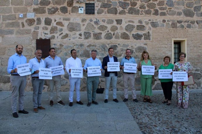 El presidente del Partido Popular de Toledo, Carlos Velázquez, junto a alcaldes de la provincia, en Fuensalida.