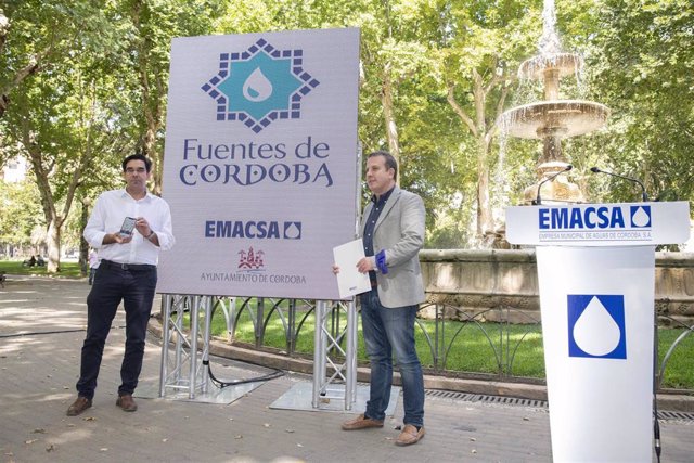 El presidente y el gerente de Emacsa, en la presentación de la App 'Fuentes de Córdoba', ante la fuente principal del parque de la Plaza de Colón.