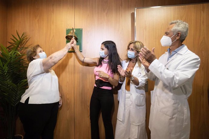 Dos pacientes del Quirónsalud Infanta Luisa estrenan la 'Campana de los sueños' .