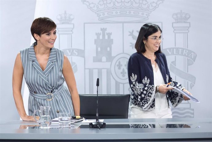 La ministra Portavoz, Isabel Rodríguez (i) y la ministra de Sanidad, Carolina Darias (d), a su llegada a una rueda de prensa, posterior al Consejo de Ministros, en el Complejo de la Moncloa, a 5 de julio de 2022, en Madrid (España). Durante el Consejo d