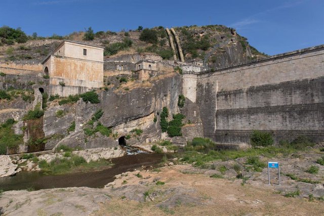 Presa del Pontón de la Oliva, a 20 de junio de 2022, en Alpedetre de la Sierra, Guadalajara, Castilla-La Mancha (España). El monumento tiene su origen en la erosión de la lluvia y el viento sobre los terrenos arcillosos, que con el paso del tiempo van mod