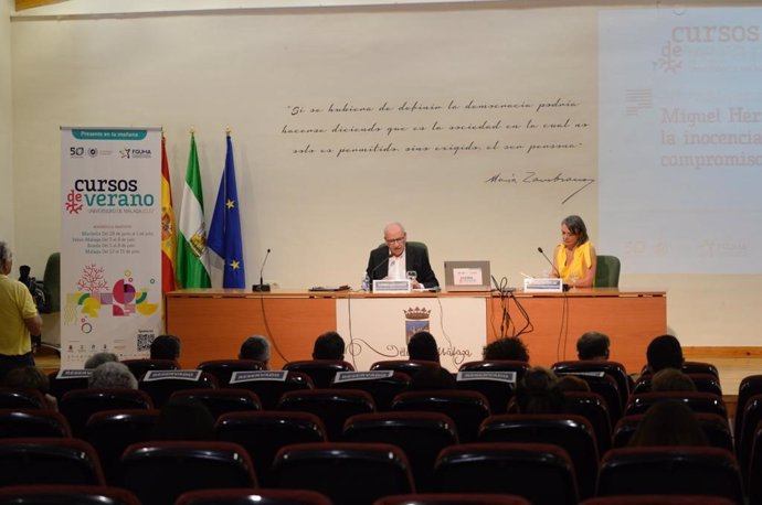 Alfonso Guerra ofrece la conferencia 'Miguel Hernández, la inocencia y el compromiso' en los Cursos de Verano de la Universidad de Málaga.