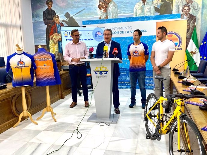 Nace el Club Deportivo Ciclista Calabahía de Rincón de la Victoria y su primera prueba, de 74 kilómetros por varios municipios de la Axarquía. En la imagen, Francisco Salado, alcalde del municipio, informa durante su presentación.