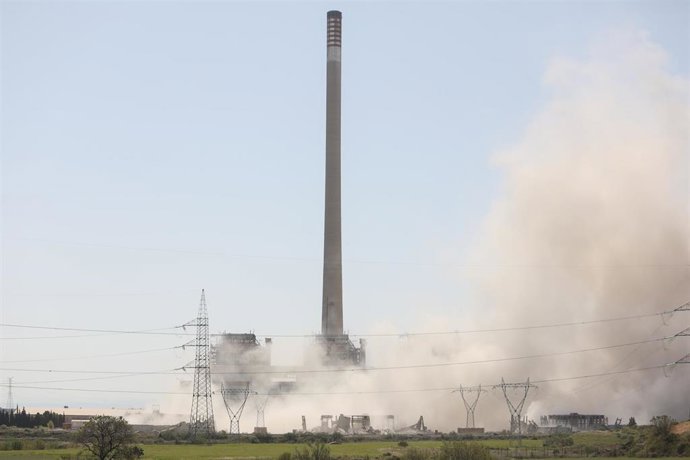 Archivo - Humo durante una voladura de las torres de refrigeración de la central térmica del municipio de Andorra