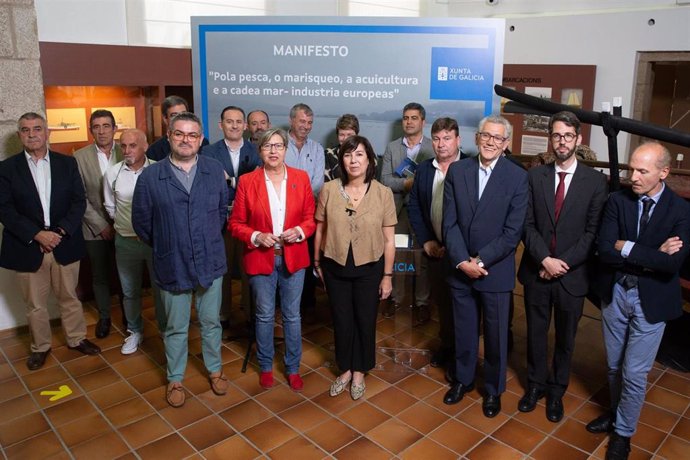 La conselleira do Mar, Rosa Quintana, en la firma de un manifiesto que respaldan una treintena de asociaciones en defensa de la pesca