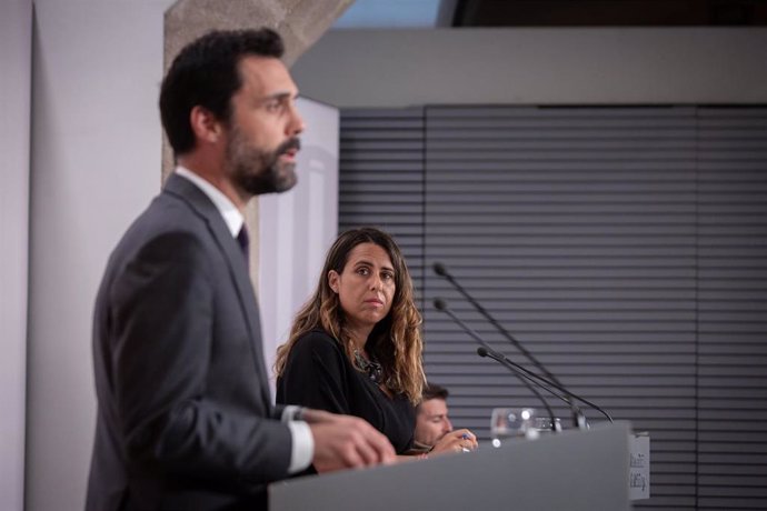 El conseller de Empresa y Trabajo, Roger Torrent, y la portavoz del Govern Patrícia Plaja, comparecen en rueda de prensa tras el Consell Executiu, en el Palau de la Generalitat, a 5 de julio de 2022, en Barcelona, Cataluña (España). La portavoz del Gove