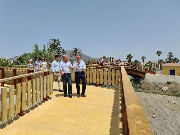 Francisco Salado y José María García Urbano, presidente de la Diputación y alcalde de Estepona, respectivamente, en un nuevo tramo de Senda Litoral del municipio