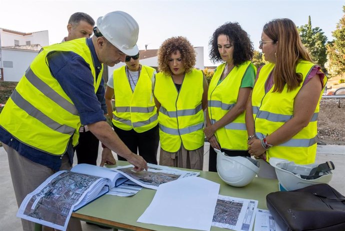 La presidenta de la Diputación de Huelva, María Eugenia Limón, ha realizado una serie de visitas este martes a las obras que se están llevando a cabo en cuatro de los cinco municipios implicados en el desarrollo de la Edusi 'Rías de Huelva 2020'