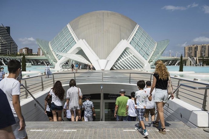 Archivo - Visitants en L'Hemisfric de la Ciutat de les Arts i les Cincies
