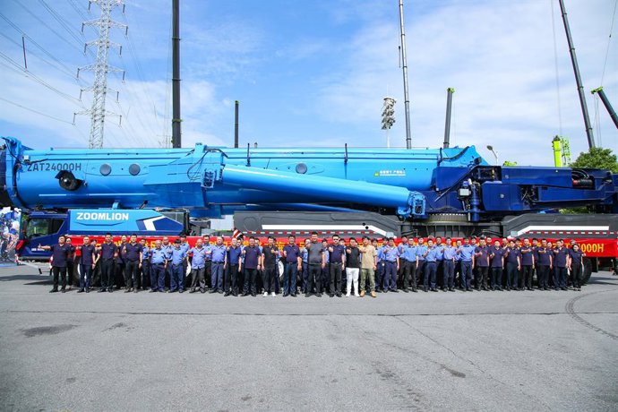 Zoomlions 2,400-ton All-Terrain Crane Breaks the World Hoisting Record, now in Bulk Sale