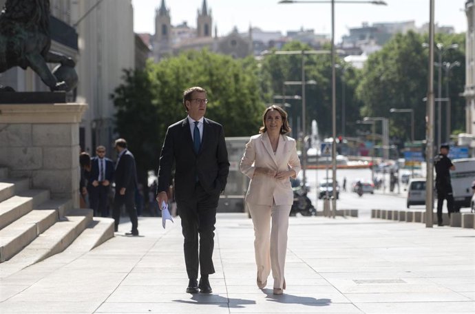 El presidente del PP, Alberto Núñez Feijóo y la secretaria general y portavoz del PP, Cuca Gamarra, a su llegada al Congreso de los Diputados, a 5 de julio de 2022, en Madrid (España). 