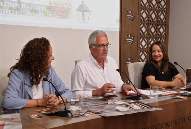 El diputado de Cultura, Francisco Martos, la alcaldesa de Jerez de los Caballeros, Virginia Borrallo, y la concejala de Turismo, M.ª Ángeles Sánchez, en la presentación del XIX Festival Templario