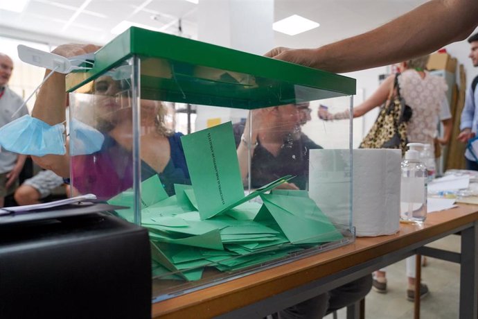 Urnas con las papeletas donde los andaluces ejercen su derecho al voto durante el día de las elecciones a la presidencia de la Junta de Andalucía  a 19 de junio de 2022 en Sevilla (Andalucía, España) (Foto de archivo).