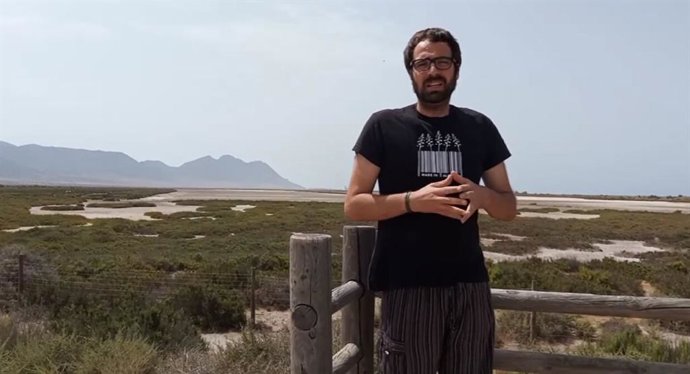 El coordinador de Pacma en Almería, Eduardo Milla, en las Salinas de Cabo de Gata