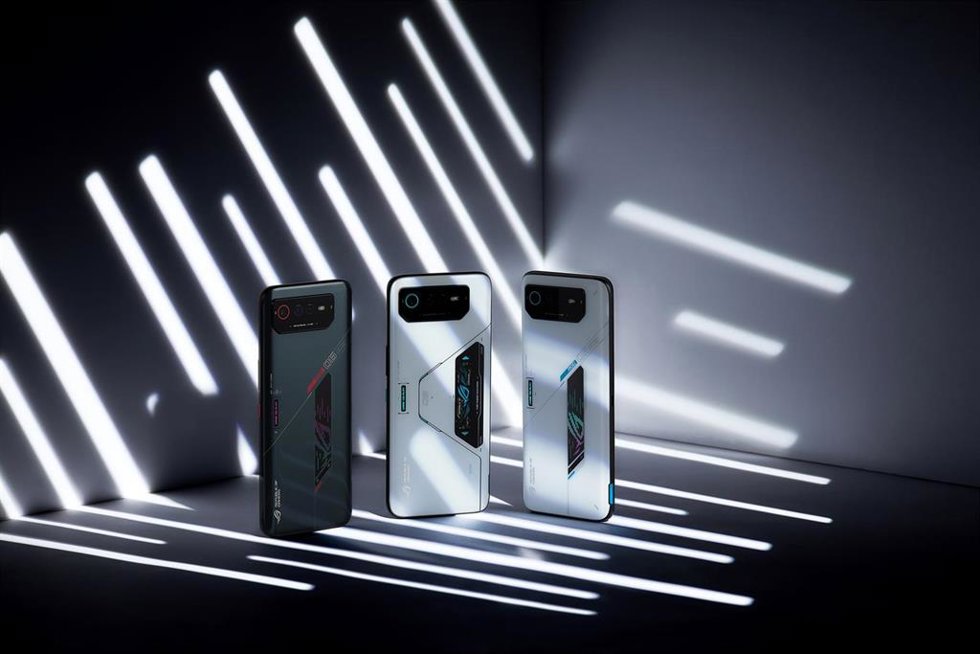 Archivo - Los dos nuevos móviles de Asus ROG: el Phone 6 y el Phone 6 Pro.