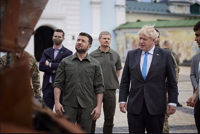 El presidente ucrnaiano, Volodimir Zelenski, junto al primer ministro de Reino Unido, Boris Johnson. 