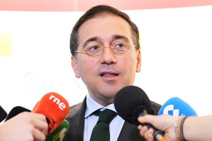 El ministro de Asuntos Exteriores, José Manuel Albares, ofrece declaraciones a los medios a su llegada a la inauguración del curso de la Universidad Internacional Menéndez Pelayo, 'El mundo tras la guerra de Ucrania', en el Palacio de la Magdalena, a 4 