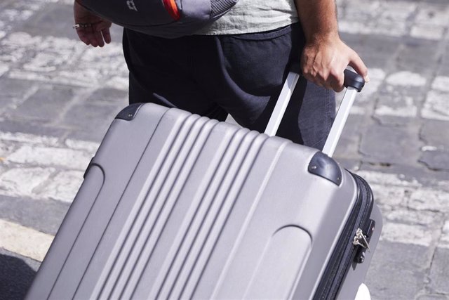 Detalle de una turista tirando de una maleta, a 21 de junio de 2022 en Sevilla (Andalucía, España)