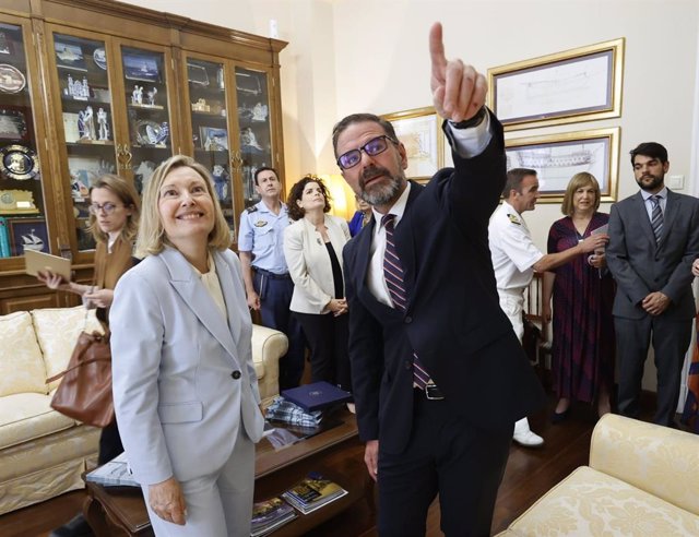 El alcalde de Ferrol, Ángel Mato, recibe a la secretaria de Estado de Defensa, Amparo Valcarce